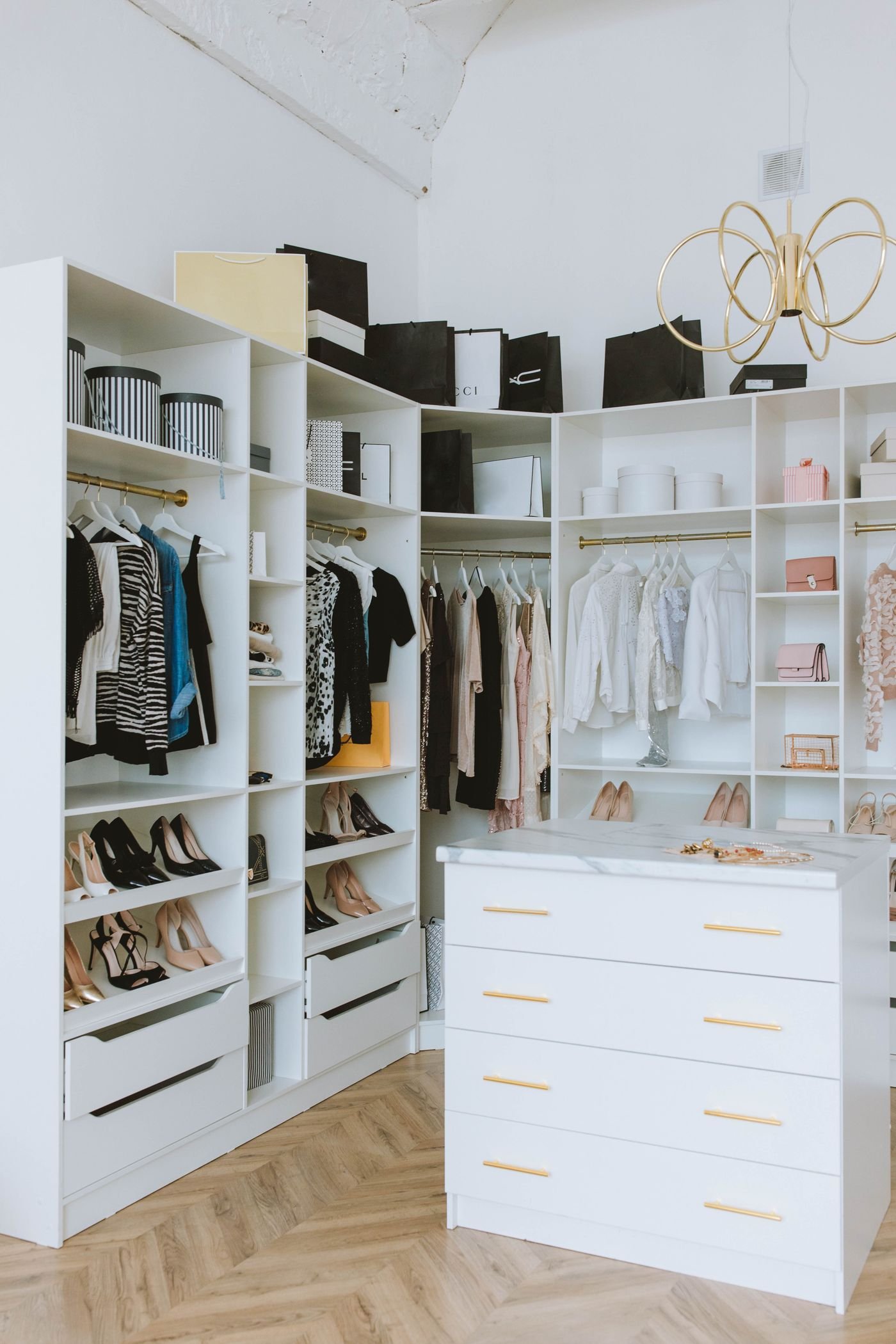 Closet feminino profissionalmente organizado